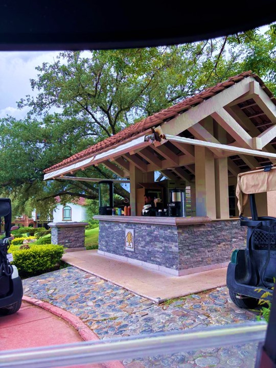 Palapa Lounge con branding